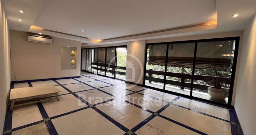 Vendo apartamento de 3 quartos próximo ao Centro Gastronômico do Leblon e pertinho da praia.