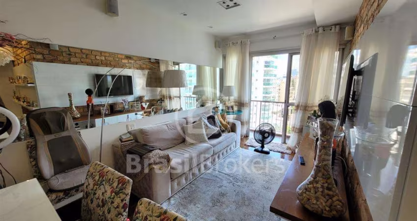 Vendo apartamento reformado, varanda, infraestrutura e vaga.