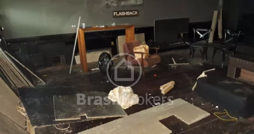 PRÉDIO DE 3 ANDARES Á VENDA NA QUADRA DA PRAIA DE IPANEMA