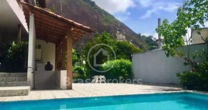 Casa 4 quartos, sendo 2 suítes