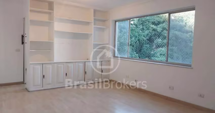 Prédio com infraestrutura, vista mata verde/ pão de açúcar. 3 quartos, suíte, dependências completas com vaga na escritura