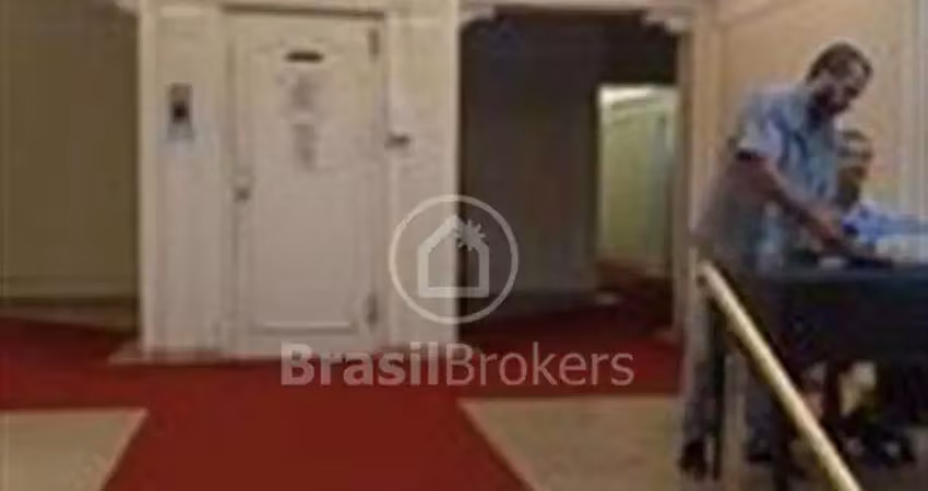 Quase esquina da praia, prédio maravilhoso, 2 apartamentos por andar/ 173m². 3 quartos/ suíte.