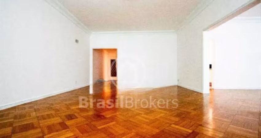 Apartamento com 232 m² e garagem na quadra da praia