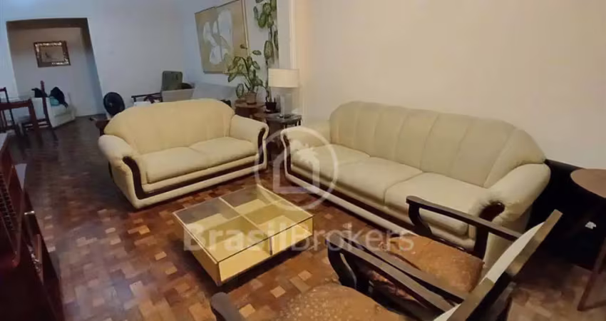 Amplo apartamento à venda com 3 quartos, sendo 1 suíte no posto 5.