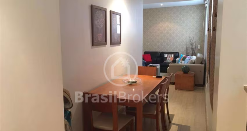 Apartamento a venda em Copacabana, a 1quadra da praia. Com 43 m², 1 quarto, piscina e portaria 24 horas.