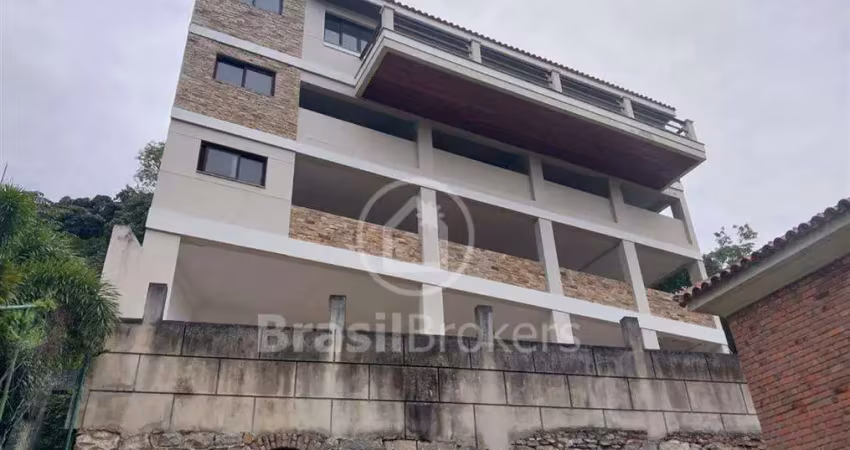 Casa triplex/ primeira locação, varandão, salão, 3 quartos, suíte e estacionamento coberto para mais de 5 carros + depósito.