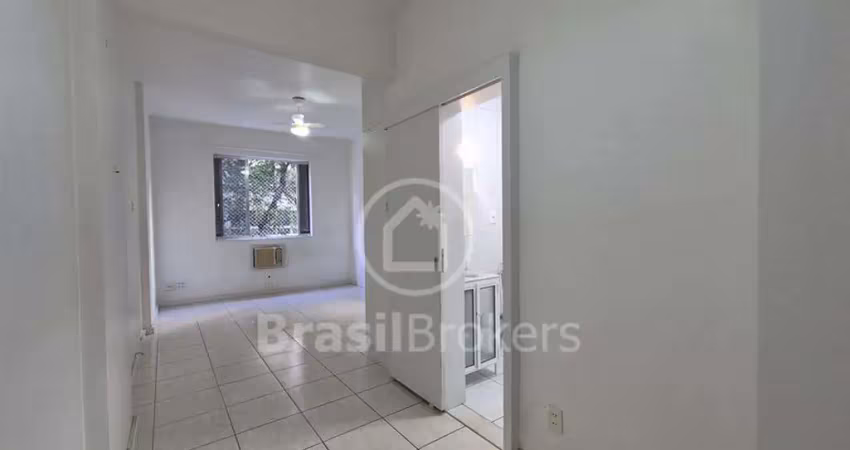 Conjugado amplo à venda em localização privilegiada em copacabana.