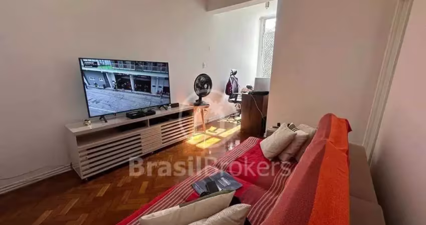 Apartamento quartos e sala com dependência em copacabana
