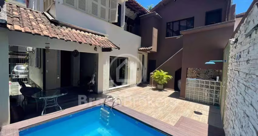Casa em laranjeiras com 4 quartos, área externa com piscina