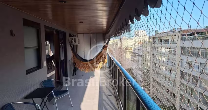 Varanda, 2 dormitórios com suíte, 2 vagas de garagem e infraestrutura completa!