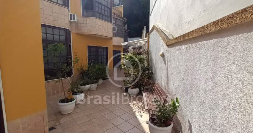 Casa em Condomínio Geminada