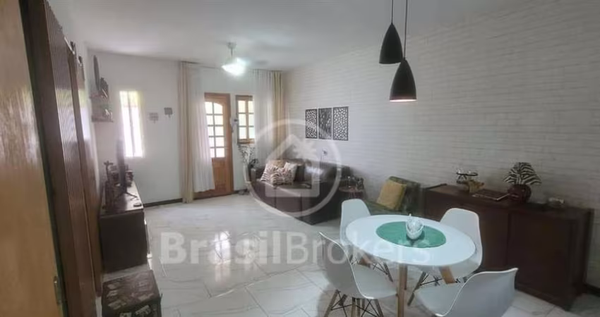 Casa linear e com terraço em  condomínio fechado