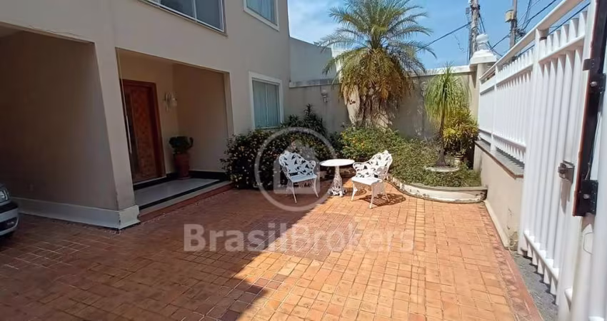 Casa Duplex em Condomínio com 3 Dormitórios