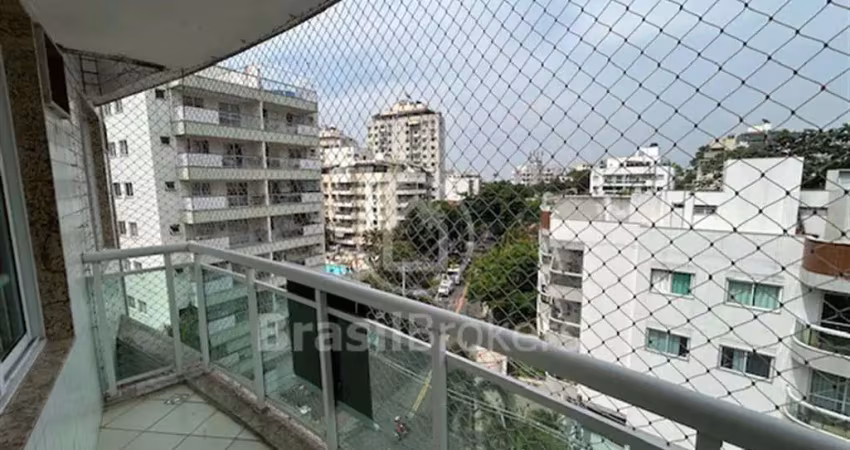 Excelente apartamento em prédio único com vista livre na Freguesia, com lazer. Localização privilegiada no Bairro..