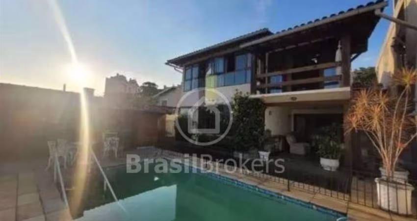 Casa clássica com 475m², 5 quartos e 4 suítes no Anil