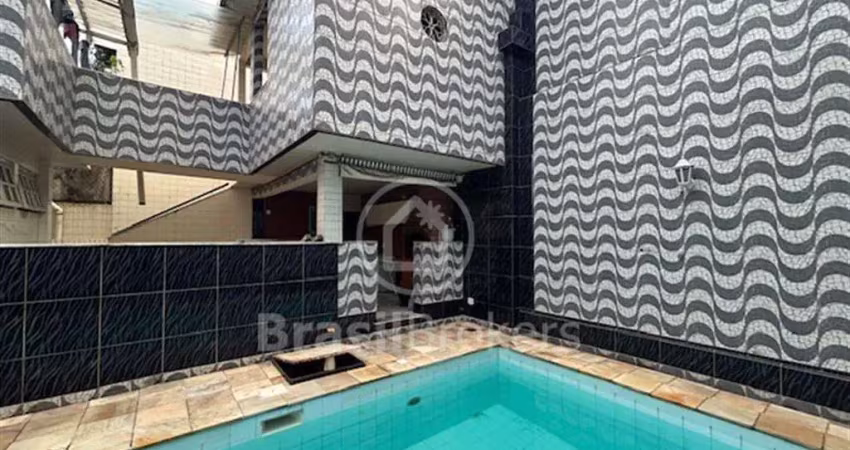 Ótima casa duplex com 360 metros em rua familiar no bairro Taquara.