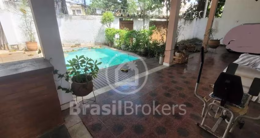 ótima casa  centro de terreno, com área gourmet e piscina