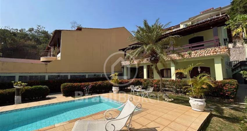 Excelente casa em condomínio fechado com 600,00m²  de muito lazer para toda família.