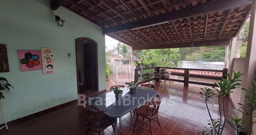 Casa 3 quartos, sendo 1 suíte