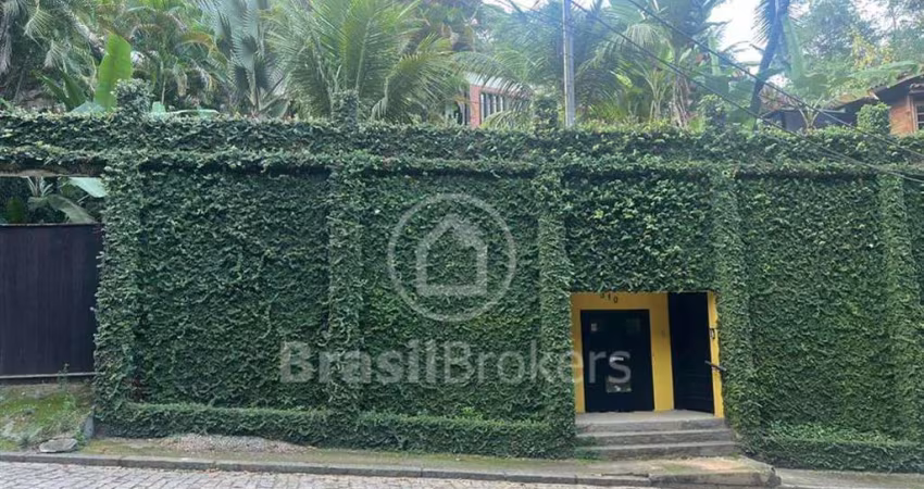 CASA COM ÁREA INTERNA ARBORIZADA E TEMPLO RELIGIOSO EM ANEXO