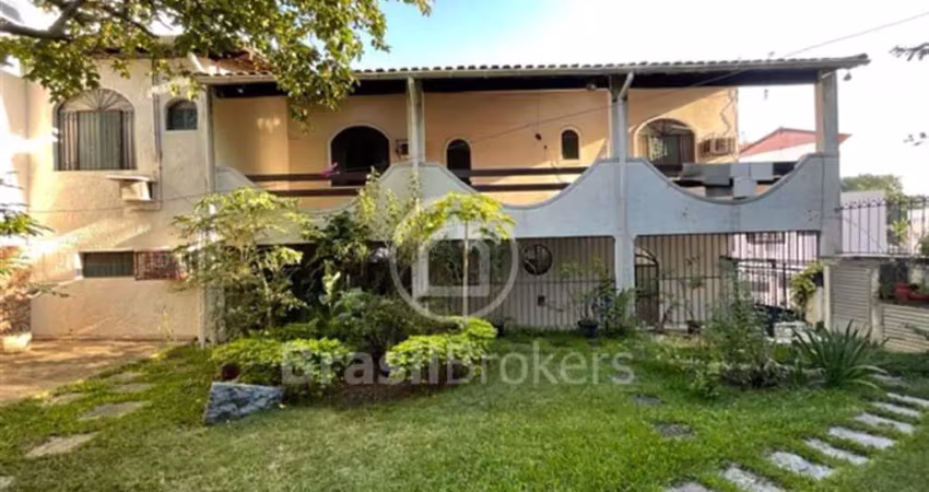 Ótima casa de vila à venda no coração do bairro da freguesia, podendo realizar tudo a pé.