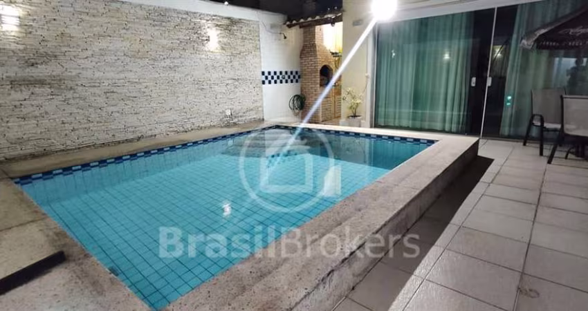 Casa de Condomínio à venda com 322,00m² com piscina na Taquara Jacarepaguá