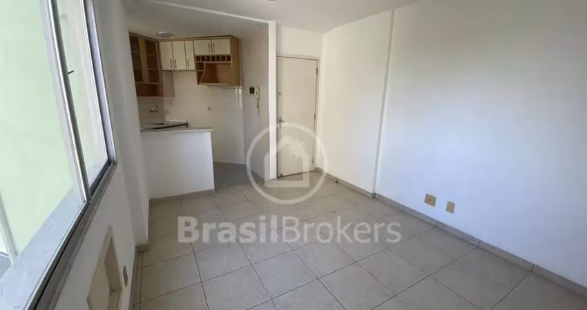 Apartamento 01 quarto com móveis planejados situado em condomínio com total infraestrutura e segurança.