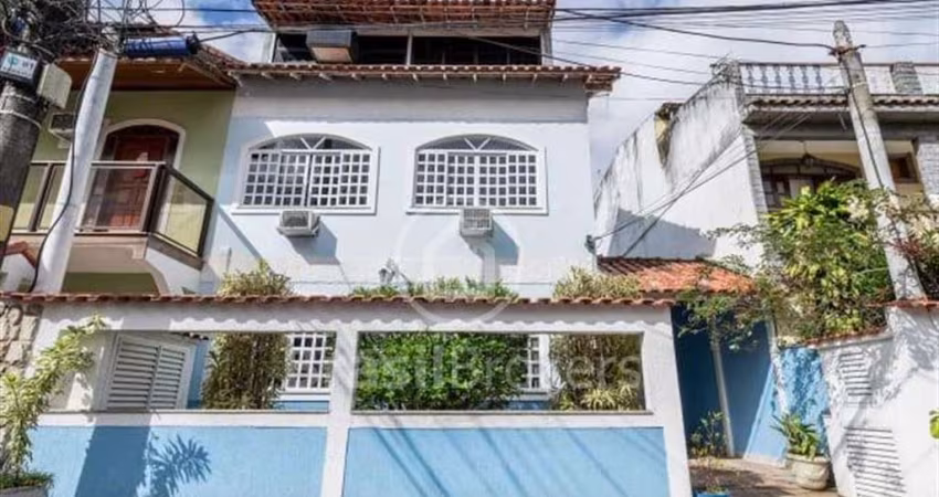 Casa Triplex em Condomínio - Taquara - 5 Quartos - 189m² - 3 Banheiros - 1 Suíte - 2 Vagas