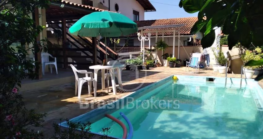 Excelente casa duplex em condomínio fechado no bairro Taquara.