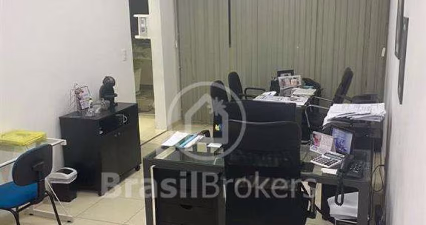 Ótimas salas comerciais , sendo ofertadas como juntas com armários , teto desenhado em gesso , luz indireta, banheiros.