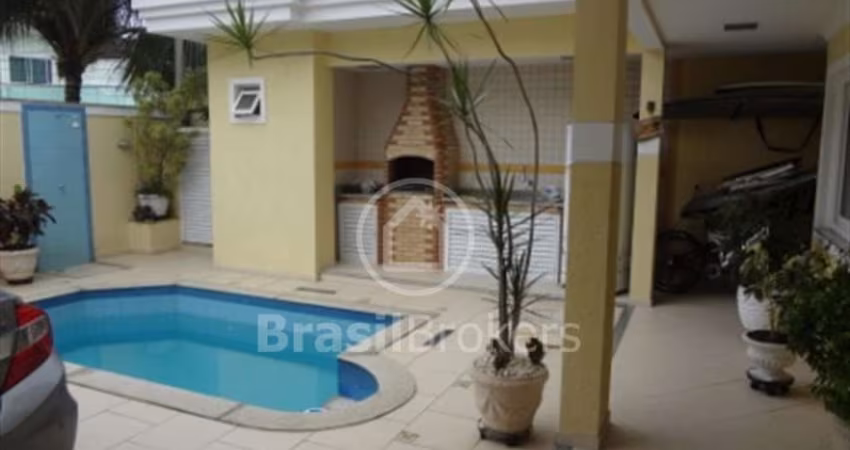 Ótima casa em Condomínio fechado à venda com 240,00m² e 04 quartos no bairro Pechincha, Rio de Janeiro - rj