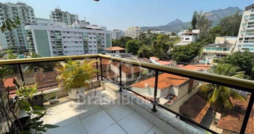 Excelente apartamento prédio único em área nobre na Freguesia com 224 m2 frente de rua.