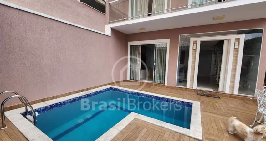 Excelente casa triplex à venda na Freguesia localizado em Jacarepaguá em condomínio fechado.