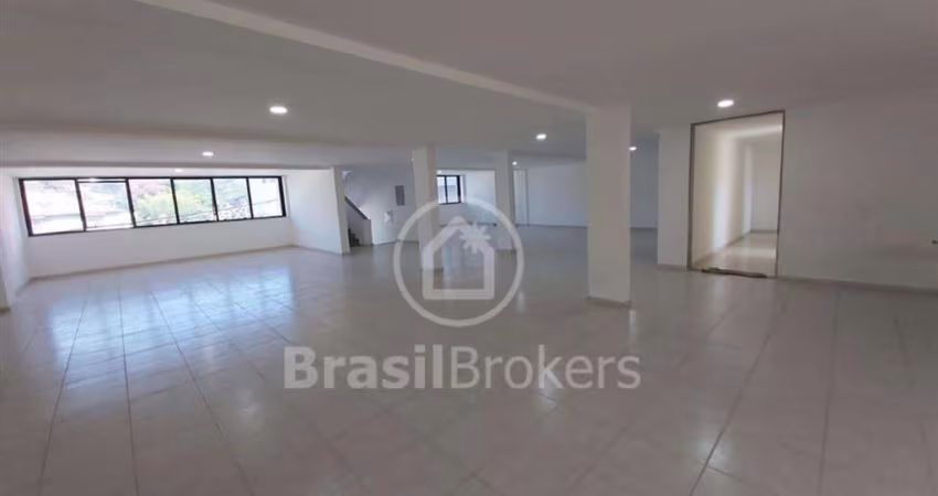 Prédio à venda na Taquara de 4 andares e 730 m²