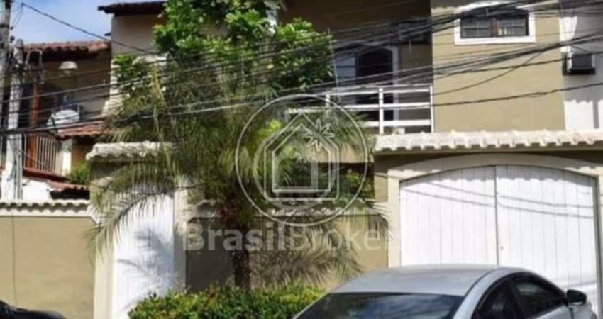Casa de Condomínio 4 quartos, sendo 1 suíte