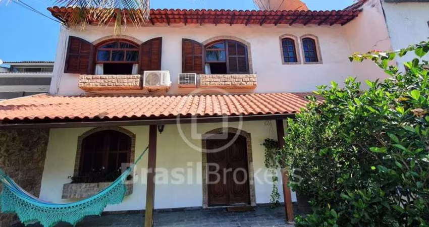 Casa de Condomínio 4 quartos, sendo 2 suítes