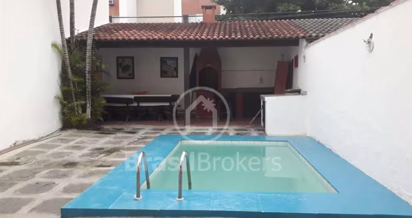 Casa de Condomínio 3 quartos, sendo 1 suíte