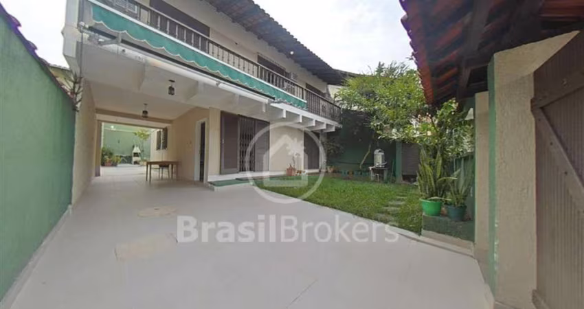 Casa de Condomínio 4 quartos, sendo 2 suítes