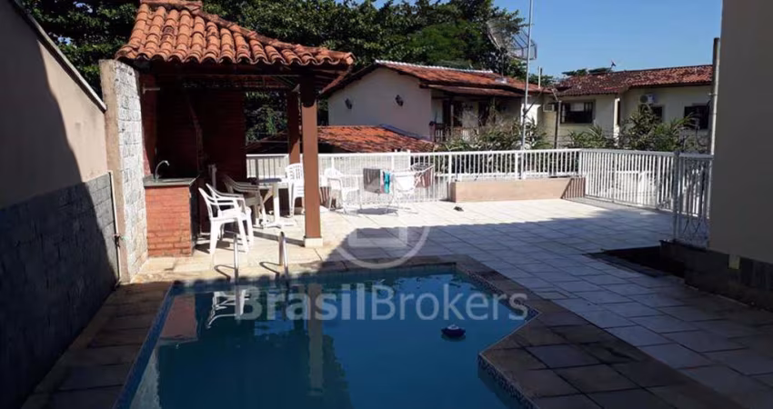 Casa de Condomínio 4 quartos, sendo 1 suíte