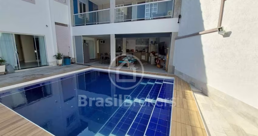 Casa de Condomínio 3 quartos, sendo 2 suítes