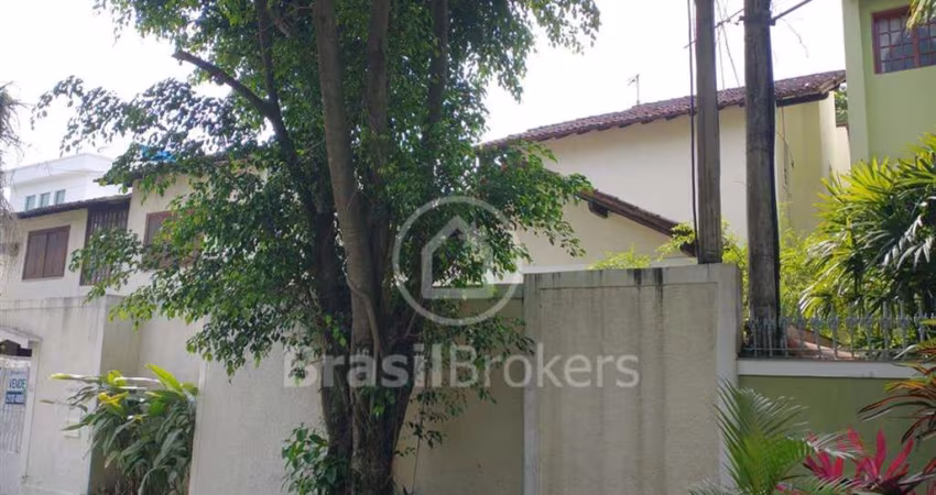 Casa de Condomínio 4 quartos, sendo 1 suíte