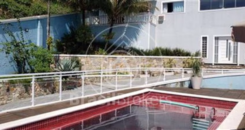 Casa de Condomínio 6 quartos, sendo 4 suítes