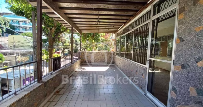 Casa com 3 quartos  e com dependências de empregada.