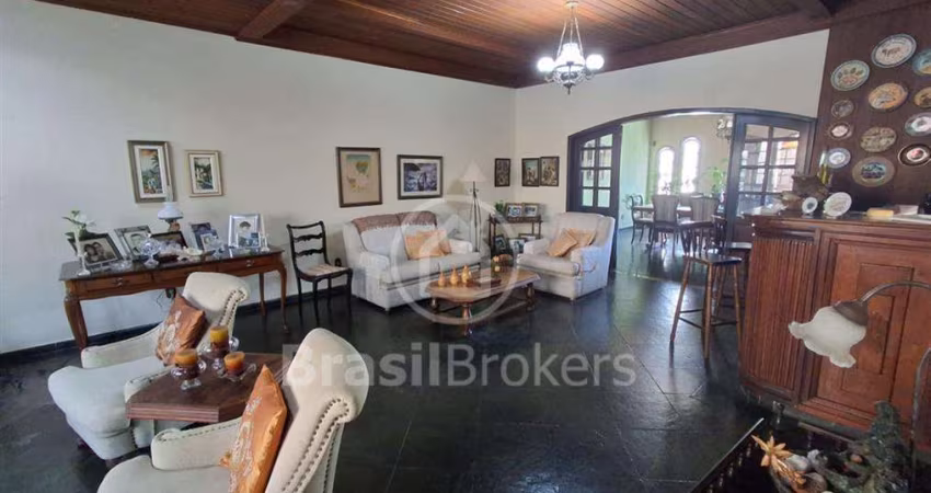 Casa de Condomínio 4 quartos, sendo 4 suítes