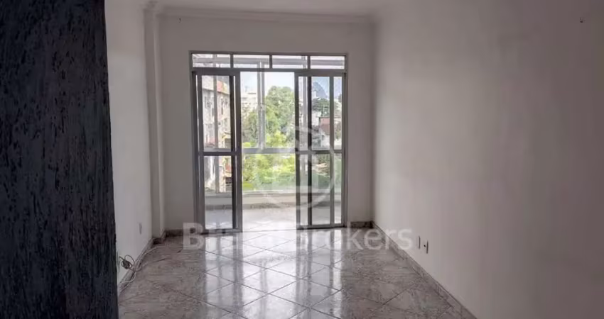Aṕartamento, frente, vazio. 2 quartos,  varanda, dependência completa empregada