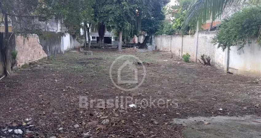 Terreno, linear, na taquara com 12 metros de frente e 68,20 metros de lado e um total de 818 metros quadrado, próximo ao prezunic na praça jauru.