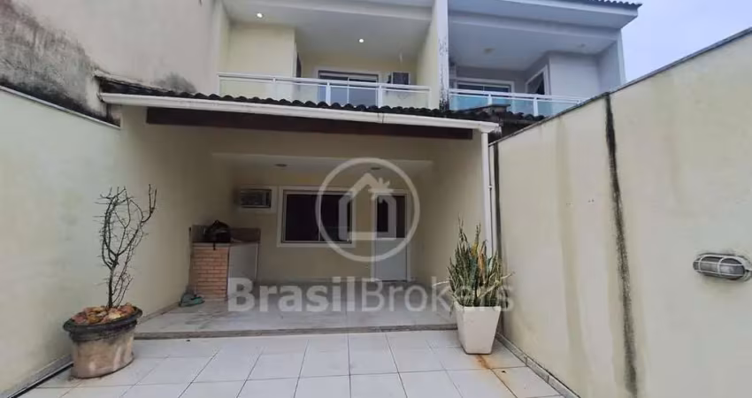 Freguesia. 3 quartos 1 suíte, 2 vagas condomínio fechado
