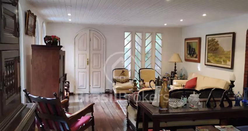 Casa duplex, frente de rua com 3 quartos e  varandas