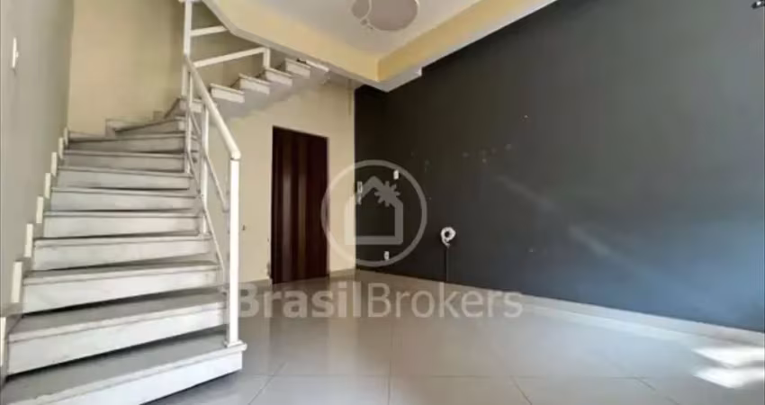 Descubra o seu novo lar nesta charmosa casa de vila na praça seca!