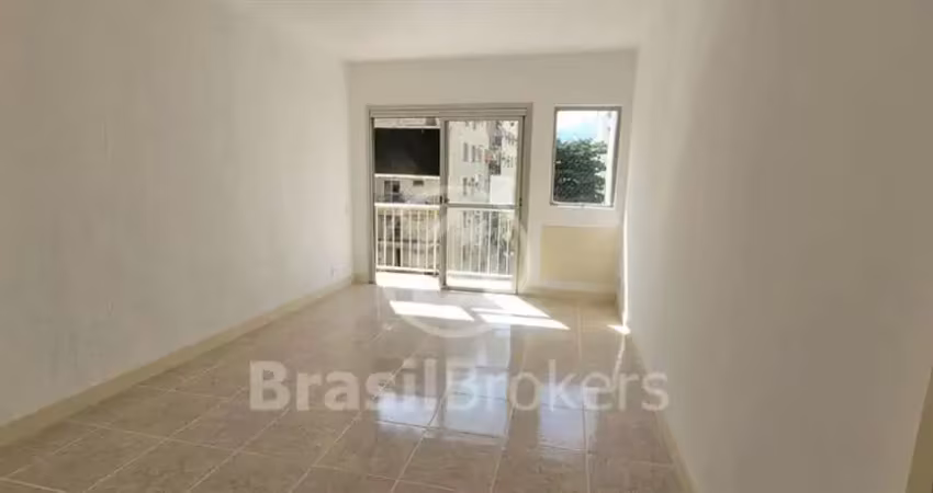 Apartamento com 2 quartos, 2 varandas e dependência completa na freguesia em jacarepaguá